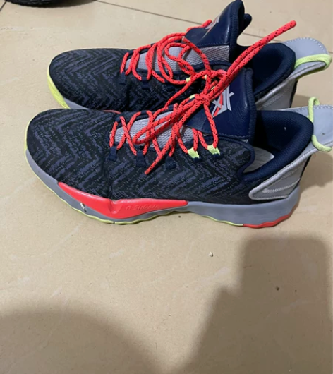 安踏篮球鞋，买来穿过一次就没穿了，40和4...