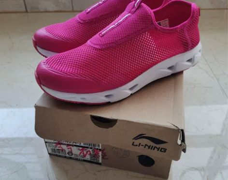 李宁 女子 轻便 透气 跑步鞋 40码，正...