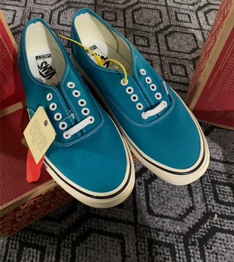 VANS 男女同款休闲板鞋 码数： 42....