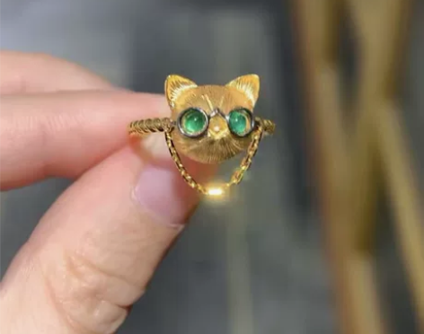 这个戒指是我20年在新加坡旅游时候,在市场...