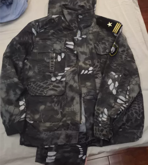 几乎全新迷彩服全套（只试穿一次，未下水），...