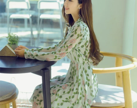 明星同款修身显瘦碎花荷叶裙 感兴趣的话点“...