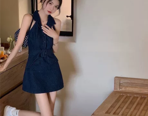辣妹挂脖牛仔连衣裙女夏季高级感收腰显瘦法式...