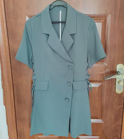 设计款西装连体裤，带垫肩，侧面有收腰带可调...