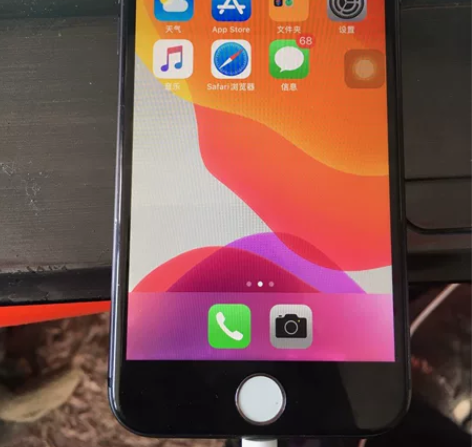 苹果8 国行64g.前后都有裂！具体看爱思...