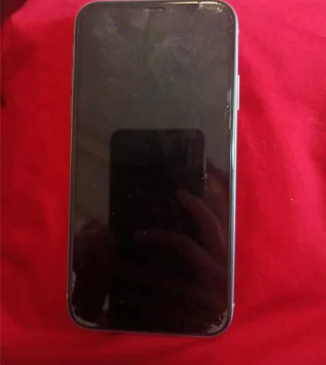 自用苹果11，64g 国行版九成新，除了面...