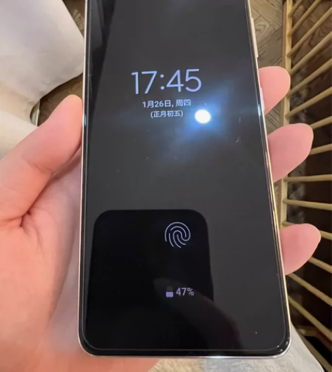 三星S21 8+256，屏幕的左边有一点裂...