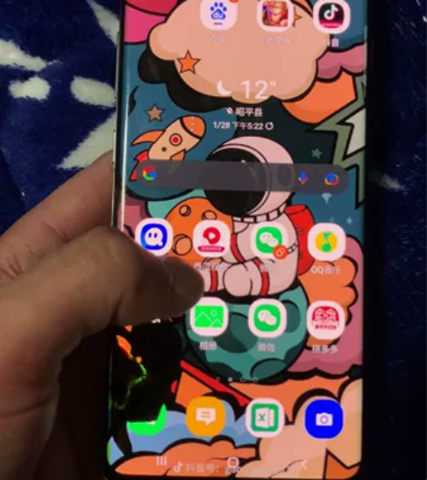 三星s10+瑕疵屏幕黑了一块！手机有时会跳...