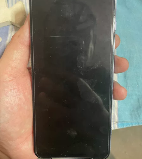 黑鲨3s手机，玩游戏不开机，修理店修过主板...