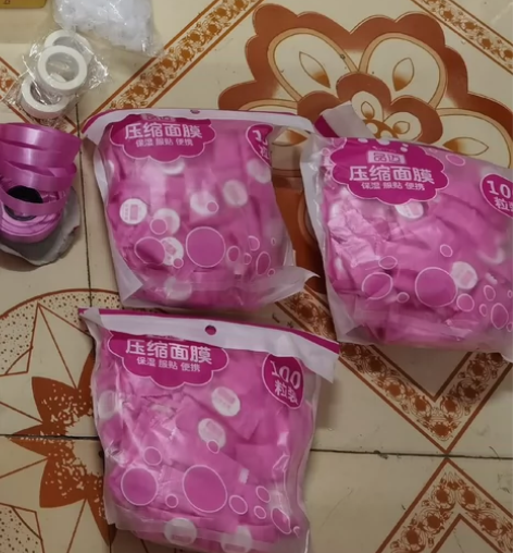 压缩面膜3包，买的太多了，用不了还没地方放...