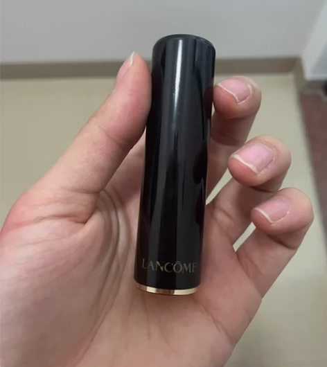 正装兰蔻菁纯口红132 几乎全新 只在手上...