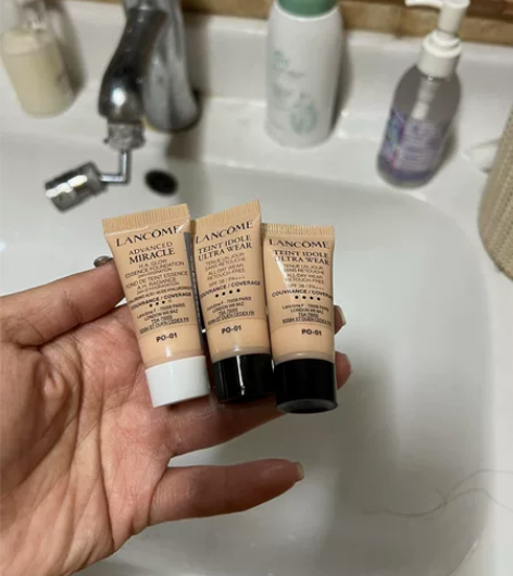 兰蔻粉底小样柜姐给的，两个全新，一个试色，...