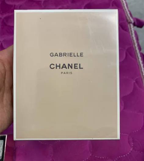 都是结婚时朋友送夫人的，这款是香奈儿香水，...