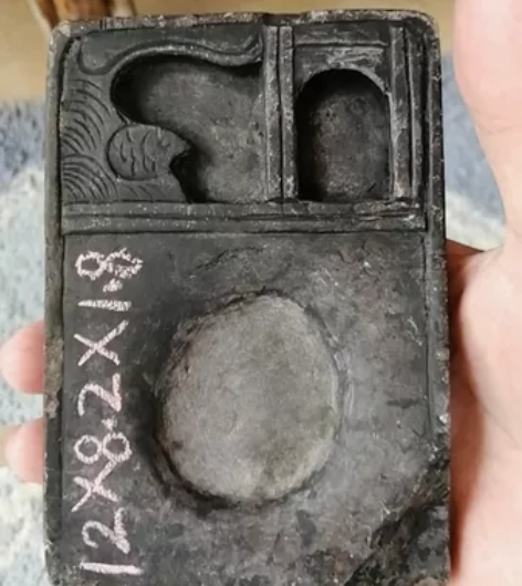 墨砚,端砚,清,底角有缺,底边有浅裂纹。如...