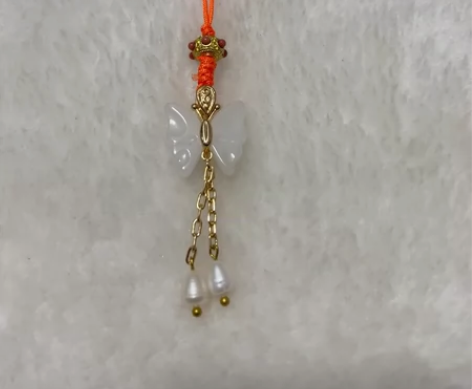 白玉蝴蝶手机挂绳 感兴趣的话点“我想要”和...