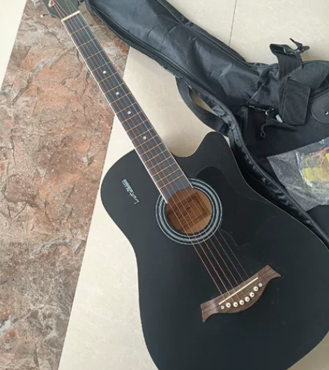 闲置吉他，微瑕，送琴弦和袋子，要的私我！！...