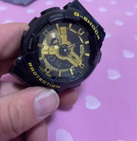 卡西欧黑金手表，抓东西的时候门把手卡了一下...