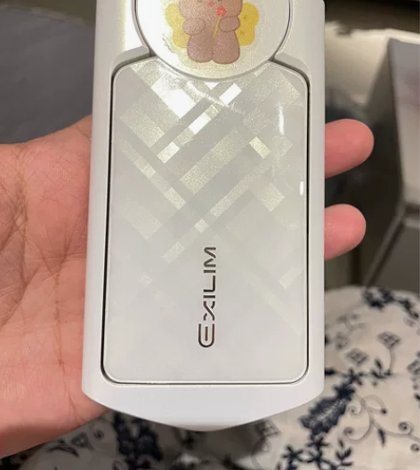 卡西欧tr500 顶部贴纸处有一处轻微凹痕...