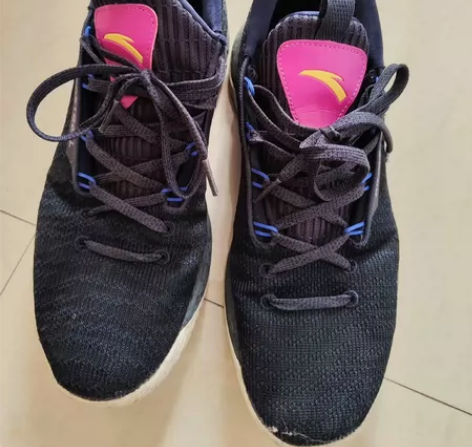 安踏运动鞋，42.5码的，家里鞋太多了，闲...