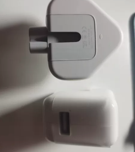 苹果10w充电头，配英标插头，大概口罩元年...