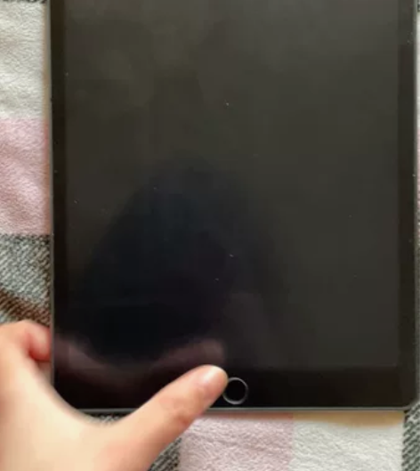 出一个ipad8和一代笔 配套2800 无...