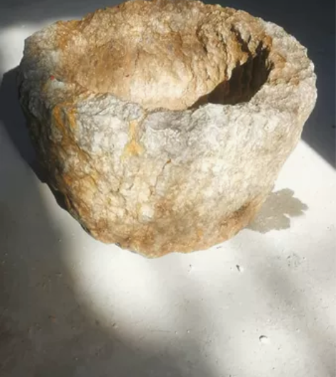 石器时代的石盆；运河古道出土。皮壳风化有钟...