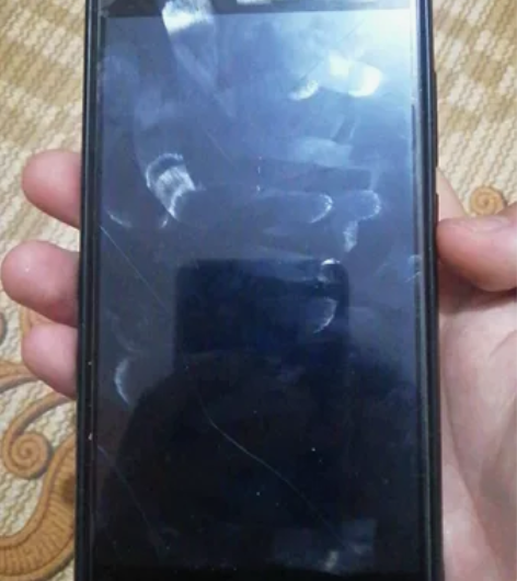 小米5x,4+64G,骁龙625,外屏裂了...