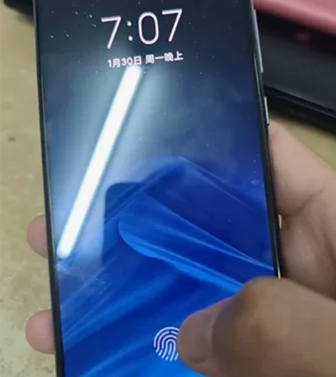 出小米9se，灰色，6+64的，我妈妈一直...