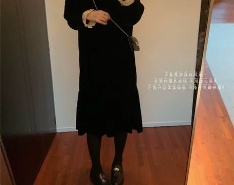 蔡妞妞 荷叶边丝绒连衣裙女冬季黑色拼接鱼尾...