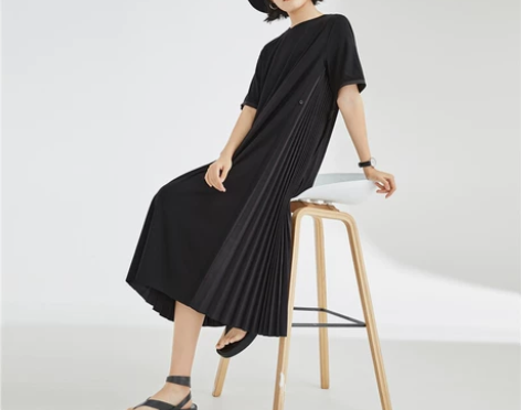 佐丹奴连衣裙女针梭织拼接侧百褶时尚极简风短...