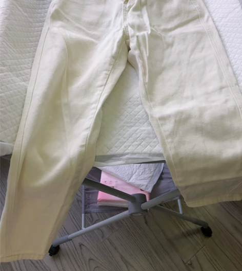 白色xs喇叭休闲裤，很厚实的哈，质量很棒，...