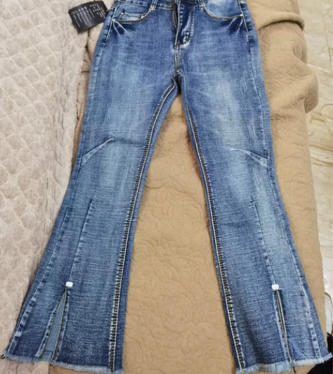 全新高腰喇叭开叉牛仔裤 27码 感兴趣的话...