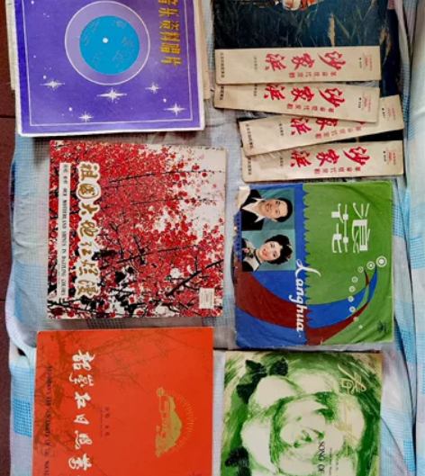 《沙家浜》等黑胶唱片共8张，送6张大薄膜唱...