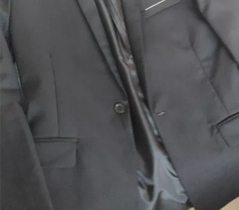 男士西服一件，适合身高170-175。身材...