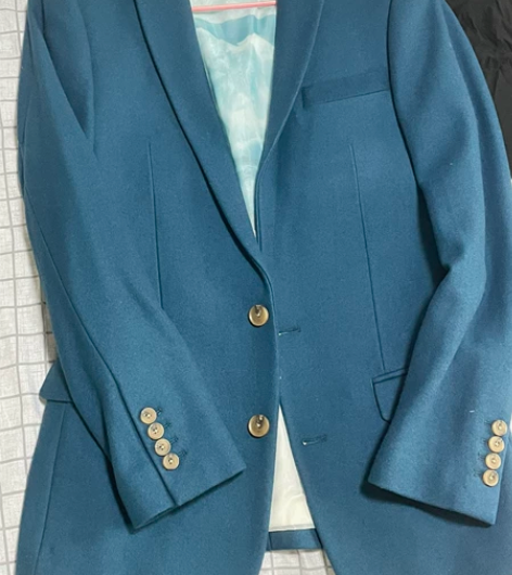 男士太平鸟西装，很厚实，质量很好，只穿过两...