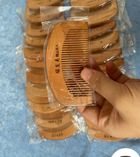 2元一个 小木梳子 全新带包装 可以做...