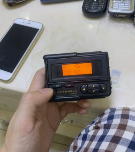 摩托罗拉大汉显bb机改装手机，保修，看看谁...