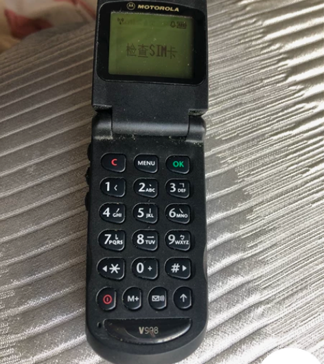 摩托罗拉V998手机，品相如图，正常开机、...