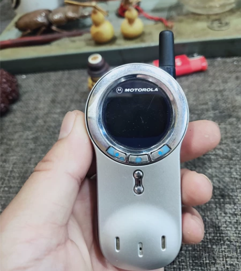 摩托罗拉V70，品相新，电池和充电器都没了...