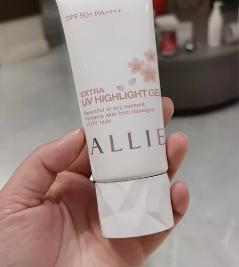 Allie樱花防晒！ 有轻微珠光和提亮效果...