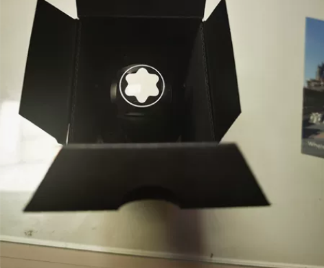 万宝龙香水，全新，塑封被小刀割破了，懂得哦...