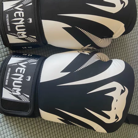 毒液14OZ拳套，全新正品，买回来没用过。...