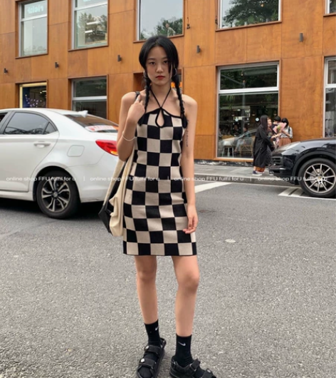 格子针织吊带连衣裙女早秋修身纯欲风辣妹挂脖...