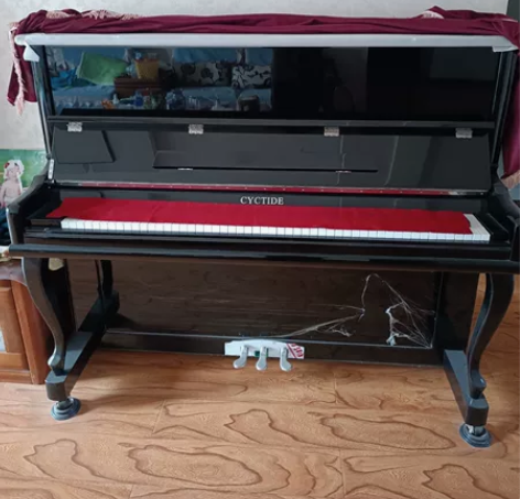 出凯尔钢琴，九五成新，琴上的部分保护膜还在...