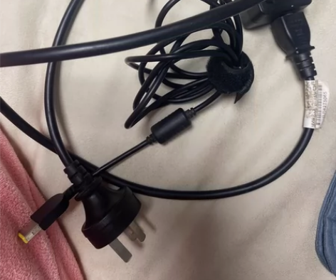 电脑适配器，电脑坏了已处理，突然看到电源线...