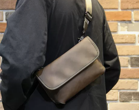 美国mk男士单肩包男款斜挎包胸包潮流时尚男...