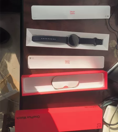 一加手表，急着用钱，不想要了，屏幕上有一点...