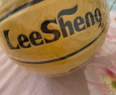 利生篮球，纯牛皮，全新，便宜出 感兴趣的话...