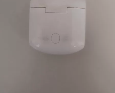 老版漫步者蓝牙耳机，壳有点磨损，买就送耳机...