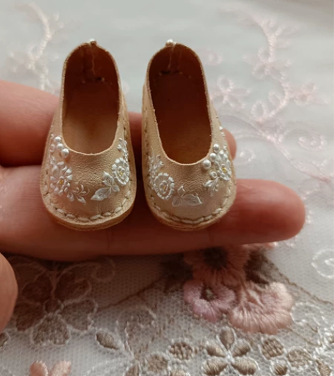 【客定爱心体娃娃鞋】 ～关于面料：植鞣革颜...